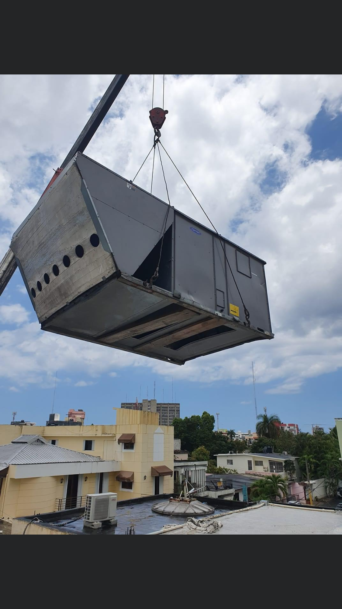 Proyecto comercial de Friomax: equipos subidos con grúa